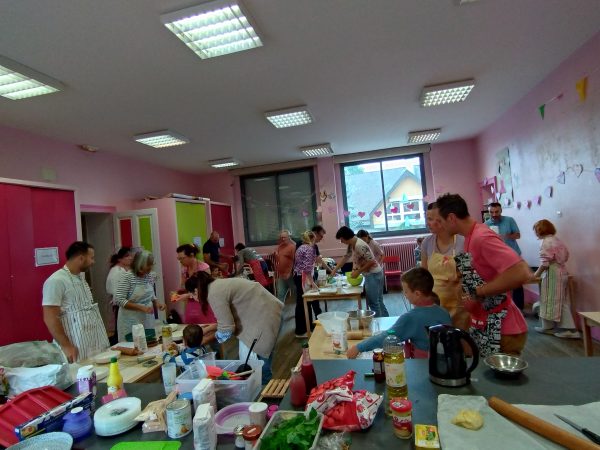 Plusieurs familles ont participé à l'atelier pâtisserie d'Antoinette Viret.