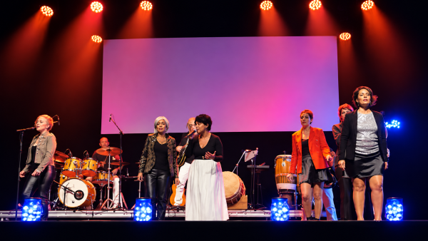 Chaque année pendant Octobre Rose, l'Institut du sein de Savoie organise un spectacle caritatif empli d'espoir et de bienveillance.