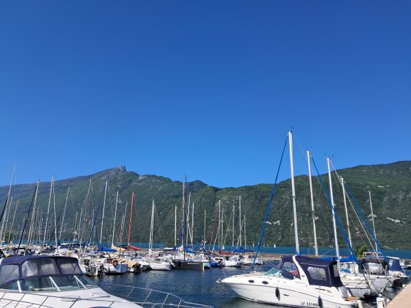 Ces nouvelles mesures qui entrent en vigueur visent à garantir l'équité entre les acteurs économiques tout en préservant la vocation première des ports.