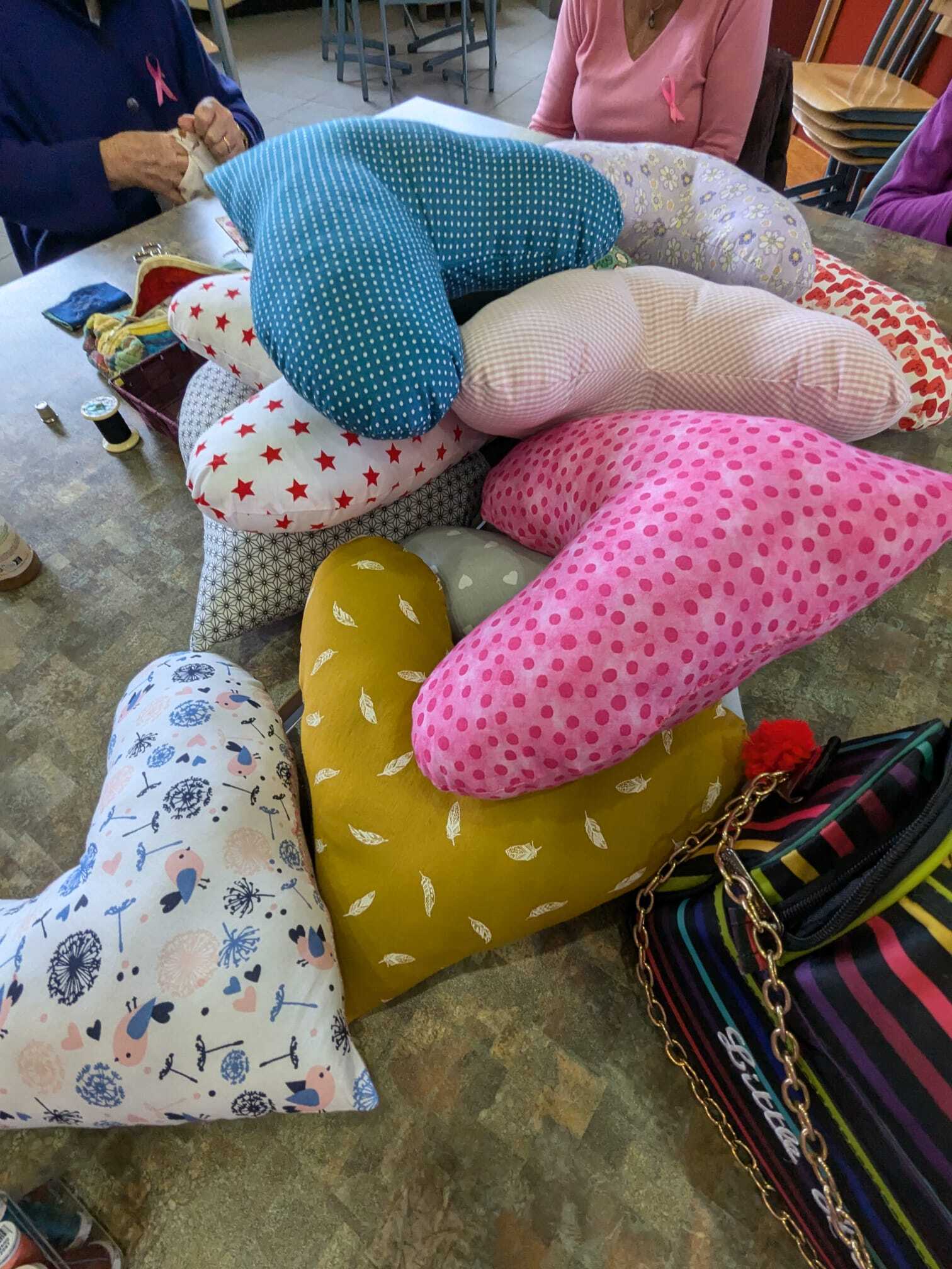 Atelier de rembourrage de coussins cœurs. - ©DR
