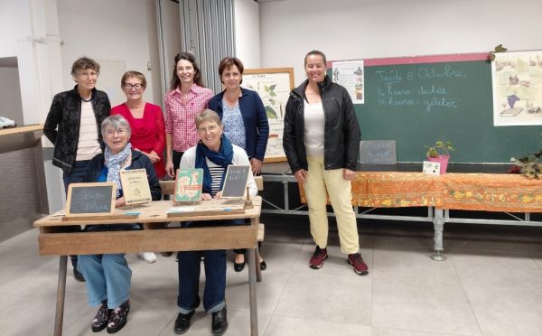 Martine Vibert maire de Moye entourée des membres du CCAS et de la bibliothèque municipale a donné le coup d'envoi de la semaine bleue.