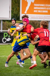 les U16 nationaux en démonstration sur le terrain d'honneur.