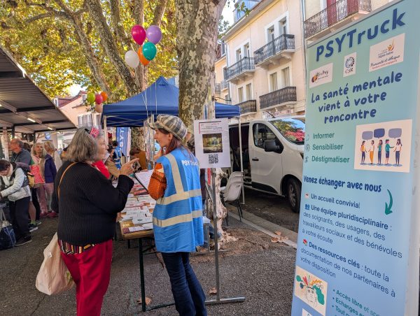 Escale du Psytruck sur le marché de la place Clémenceau.